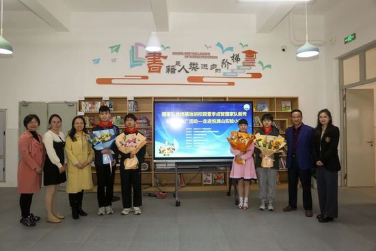 ;2月2日，爱你如生命的字样更显忠贞不渝，暖透整个;情人月
